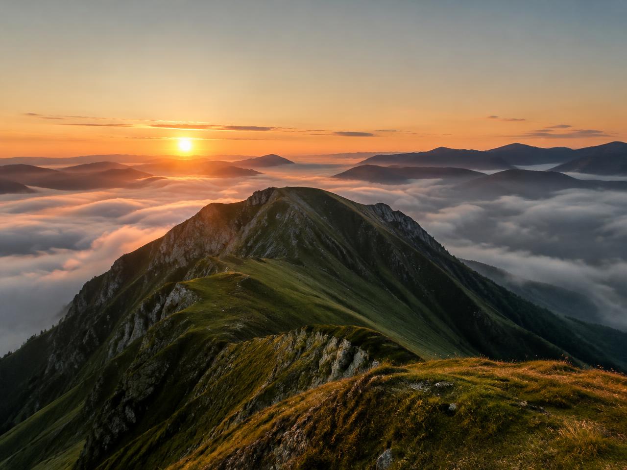 Crête de montagne au lever du soleil au-dessus des nuages